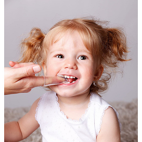 Дитяча зубна щітка на палець в футлярі (1 шт)