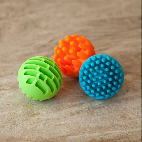 Прорізувач-брязкальце Сенсорні кулі (3 шт) від Fat Brain Toys
