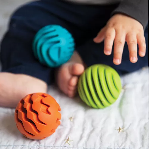 Прорезыватель-погремушка Сенсорные шары (3 шт) от Fat Brain Toys