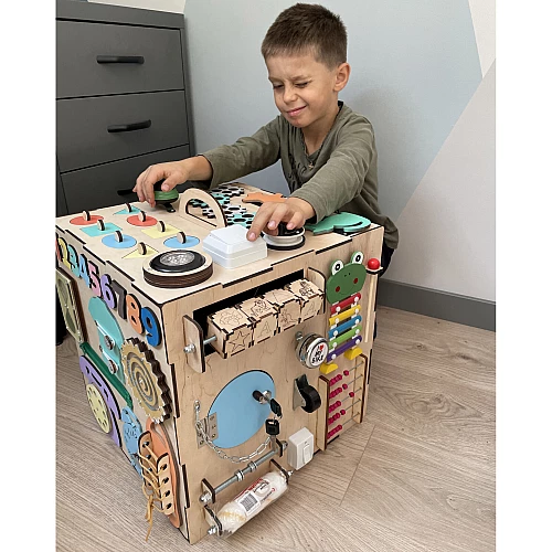 Развивающая игрушка Бизикуб 40х40 см с дверкой