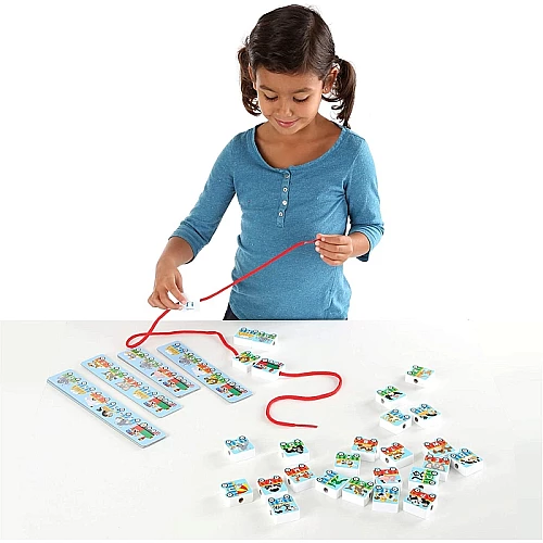 Игрушка-шнуровка Алфавитный поезд от Melissa & Doug