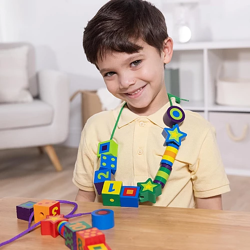 Развивающий набор для счета Деревянные фигурки на шнурках (29 шт) от Melissa & Doug