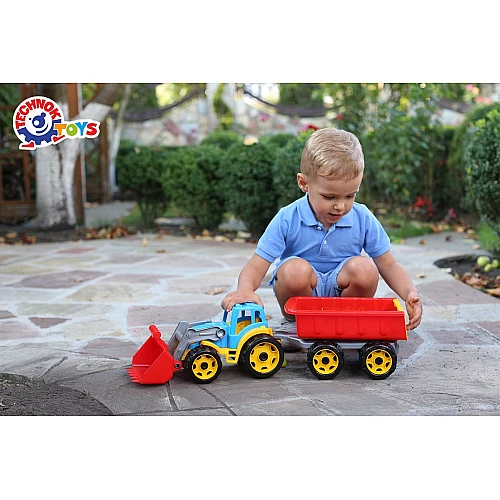 Трактор с ковшом и прицепом