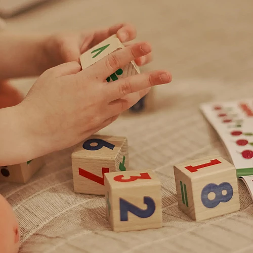 Розвиваюча іграшка Кубики математика (30 завдань)