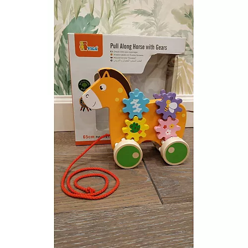 Розвиваюча іграшка каталка з шестернями Конячка від Viga Toys Розвиваюча іграшка каталка з шестернями Конячка від Viga Toys